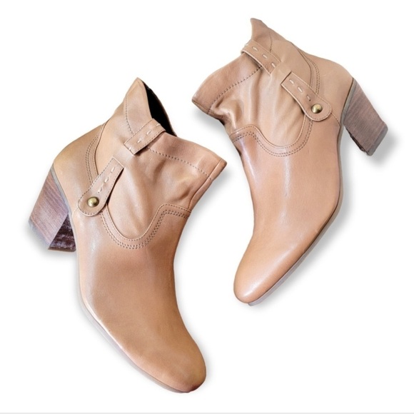 🌸2/$25 Tignanello Tan Leather Western Heeled Bootie - Picture 1 of 8